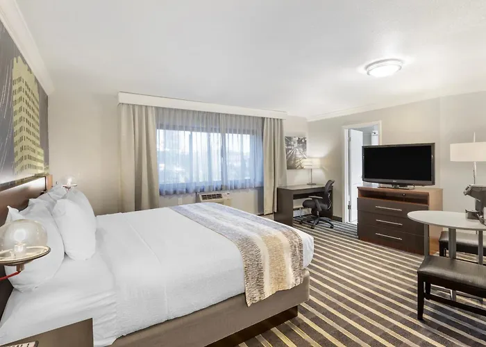 Best Western Plus Milwaukee West