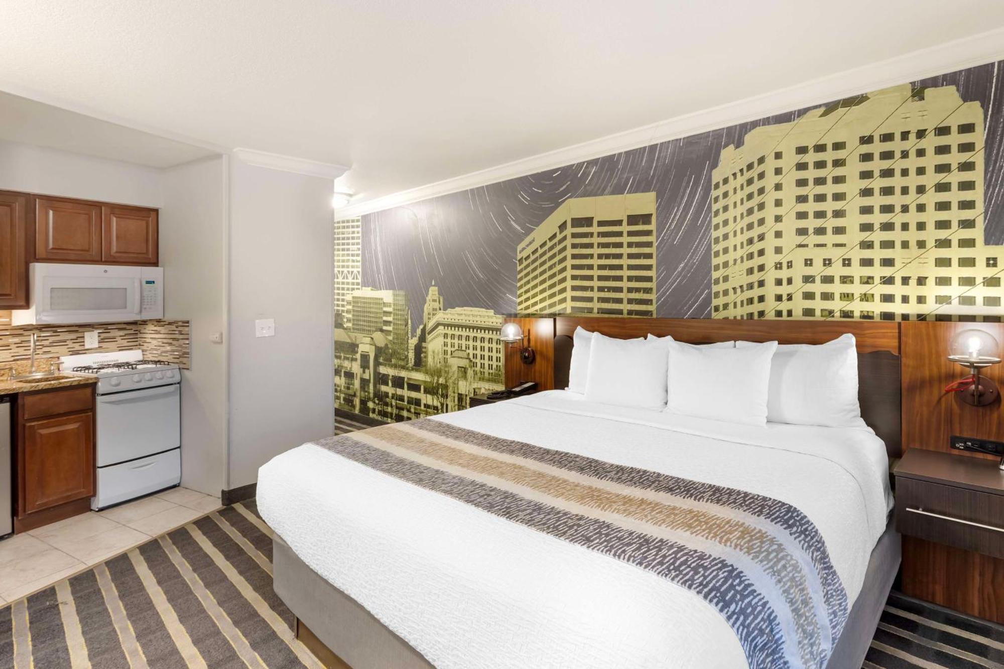 Western West 3* Milwaukee